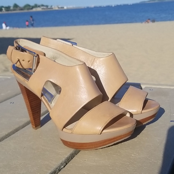 Micheal Kors tan  open toe sandals 9.5 - Picture 4 of 8